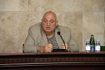 Ректор ЕГУ, директор ИАИ, член-корреспондент Национальной Академии Наук Армении Арам Симонян.