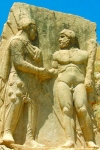 Տիգրանյան թագը կրող Անտիոքոս 1-ին Երվանդունին Վահագն աստծո դիմաց